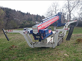 Raupen-Hebebühne Teupen Leo 30 H auf dem Weg zum Einsatz